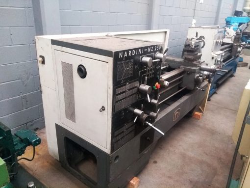 Torno mecânico marca Nardini modelo NZ-250 revisado e pintura nova.