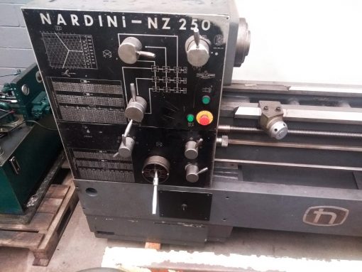 Torno mecânico marca Nardini modelo NZ-250 revisado e pintura nova.