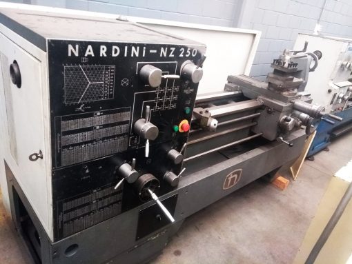 Torno mecânico marca Nardini modelo NZ-250 revisado e pintura nova.